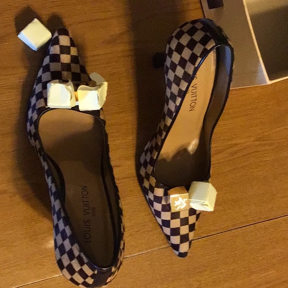 Louis Vuitton pony skin pump with gold square. - Picture 3 of 6